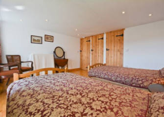 Curlew Cottage self catering holiday cottage twin bedded room en suite bath,  handbasin and w.c..