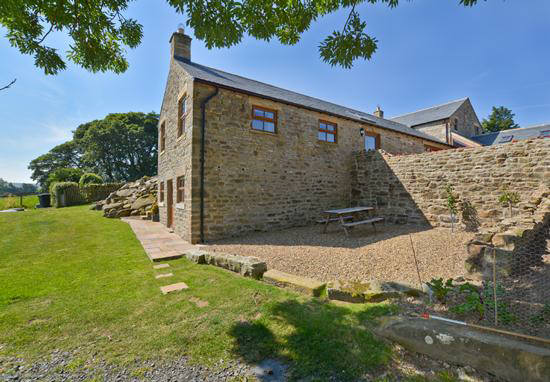 Curlew Cottage self catering accommodation, holiday cottage near Hexham and Hadrians Wall - garden with picnic table and wonderful views over the Hexhamshire