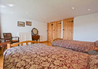 Curlew Cottage self catering holiday cottage twin bedded room en suite bath,  handbasin and w.c..